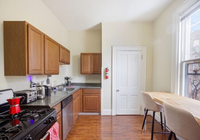 Building Photo - 122 E University Ave