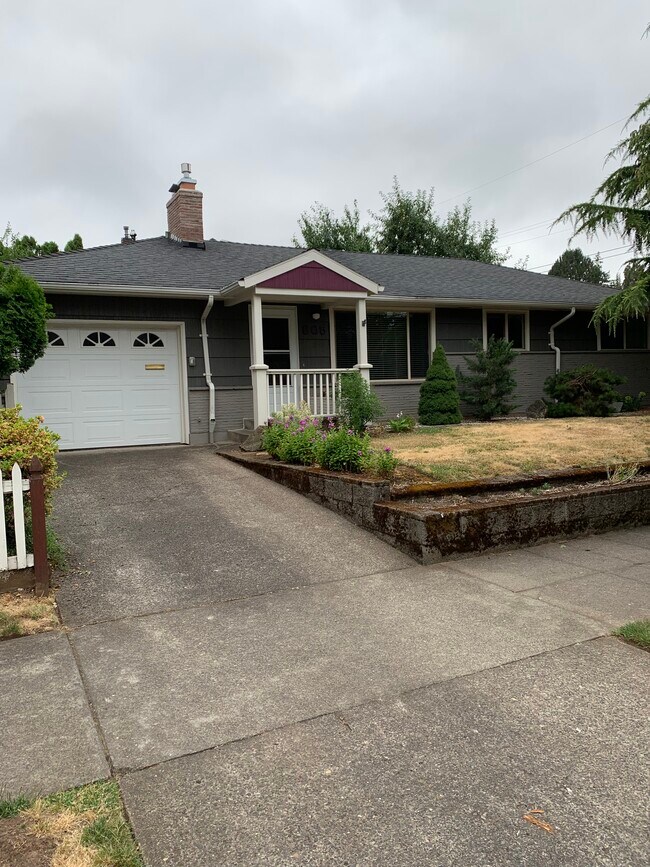 Building Photo - 805 SE 69th Ave