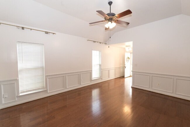 Foto del edificio - Charming 3-Bedroom, 2-Bath Home with Vaulted Ceilings and Open Floor Plan!
