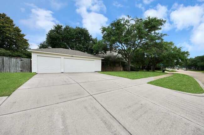 Building Photo - 7130 Glenwood Dr