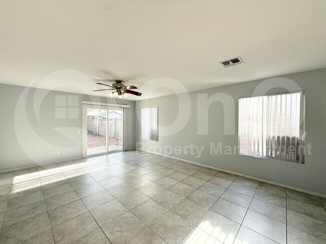 Foto del edificio - 10423 W Reade Ave
