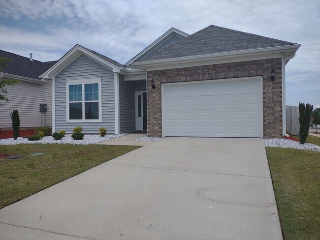 Building Photo - Lovely Three Bedroom Home Offering Conveni...