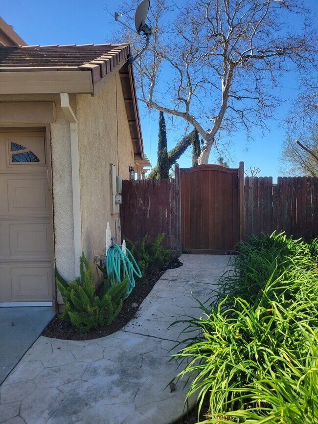 Building Photo - 4549 Rosecliff Cir