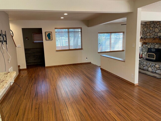 Foto del edificio - Tranquil and Upgraded Home Situated on a L...