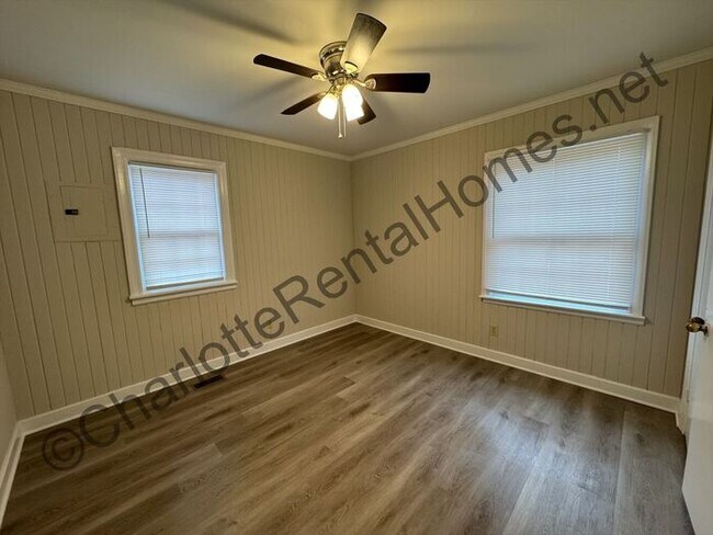 Building Photo - Brick Ranch home Convenient location