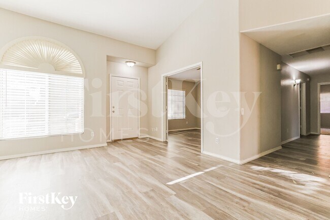 Foto del edificio - 1380 W Gary Dr