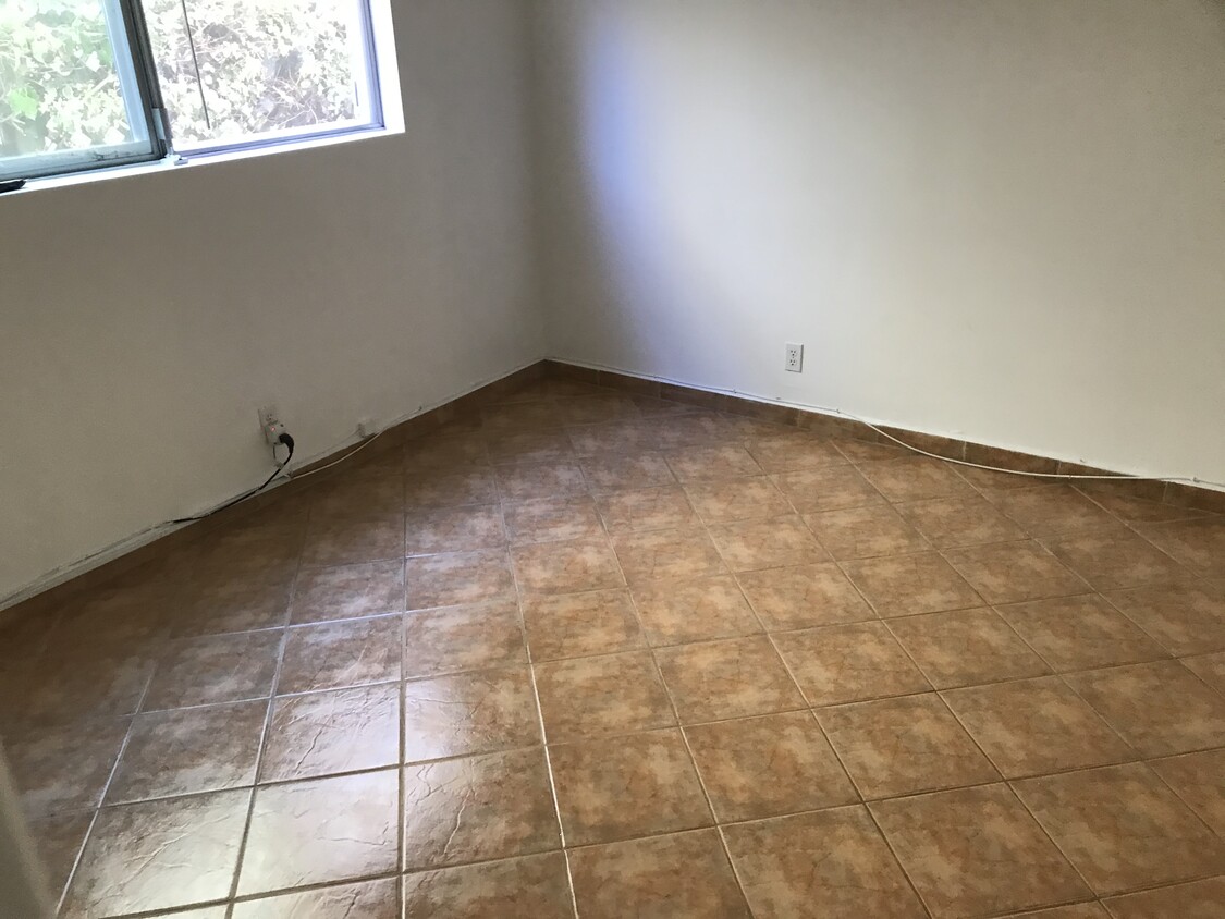 Foto principal - 12726 Matteson Ave