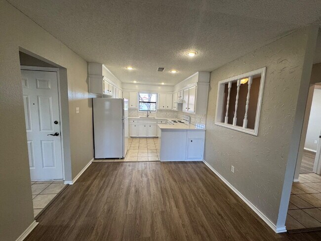 Foto del edificio - Stunning 3-Bedroom Haven with Cozy Firepla...