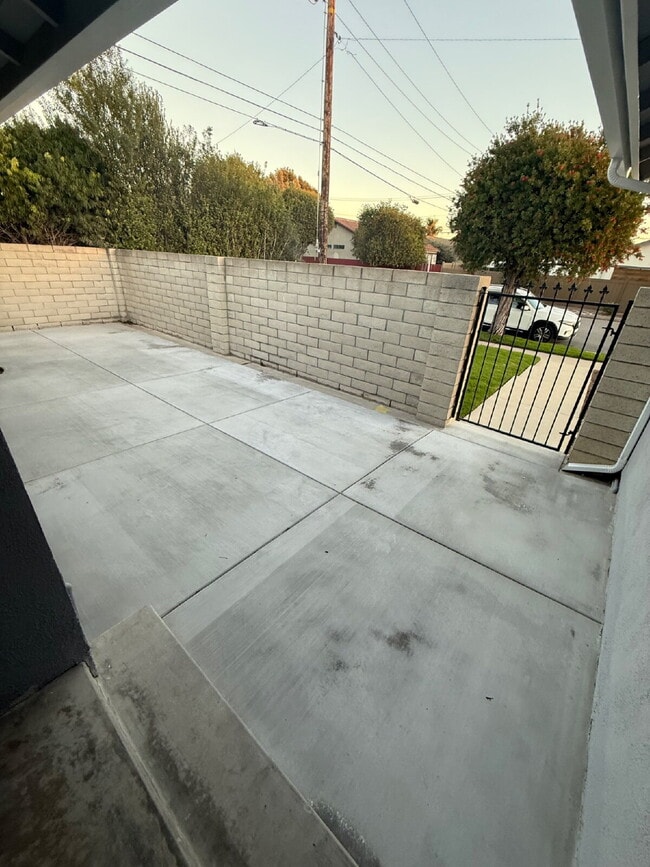 Building Photo - Beautifully remodeled home - Must see!   1...