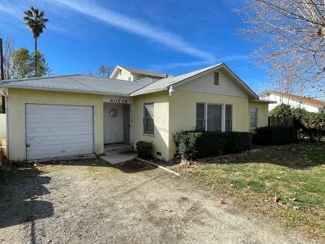 Building Photo - Large and Spacious Home