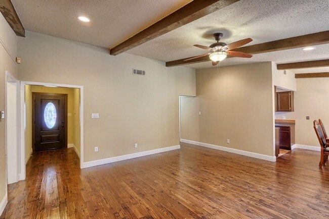 Building Photo - 5004 Suburban Dr