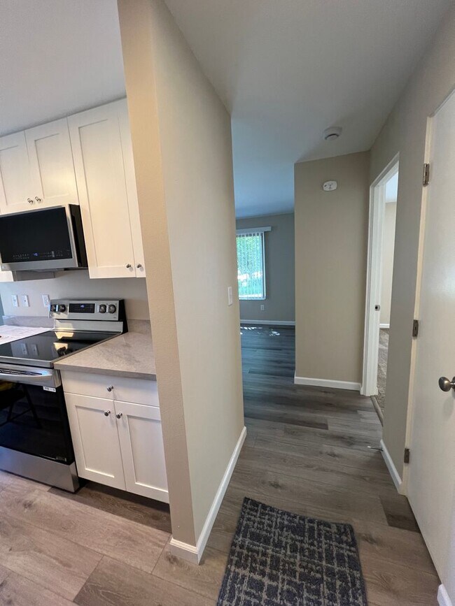 Foto del edificio - Newly Renovated 1-Bedroom Apartment in the Heart of Everett