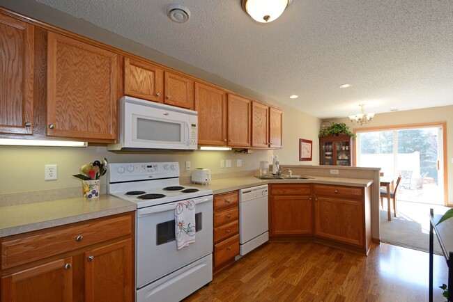 Foto del edificio - Gorgeous 3 bed 2 bath end-unit Waconia Tow...