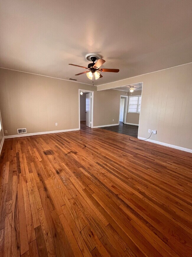 Foto del edificio - Cute 3 bedroom home with large backyard