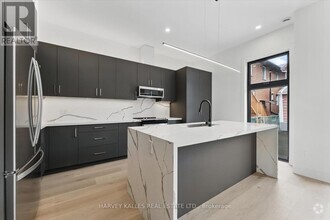Building Photo - 1064 Dufferin St