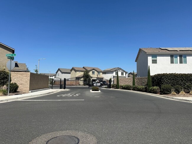 Foto del edificio - Beautiful newer home in a gated community