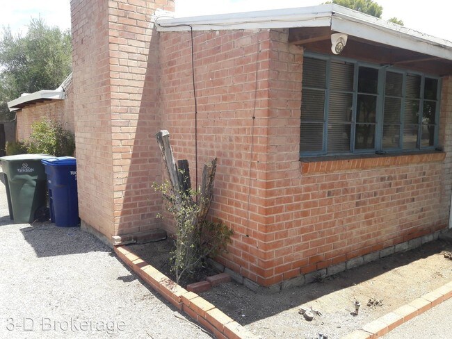 Building Photo - 2 br, 1 bath Apartment - 4313 E. Burns St.