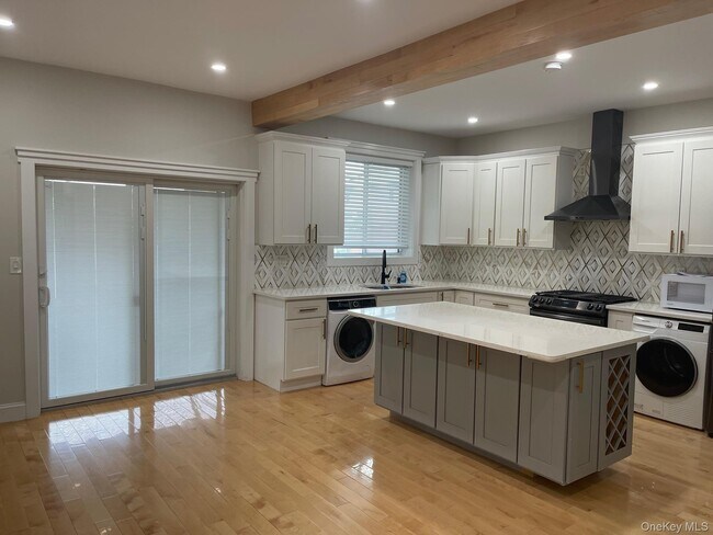 Foto del edificio - 81-34 169th St