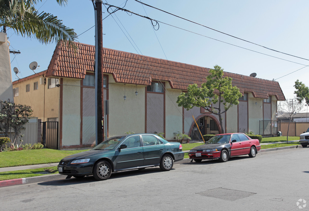 Building Photo - Flora Vista Palms