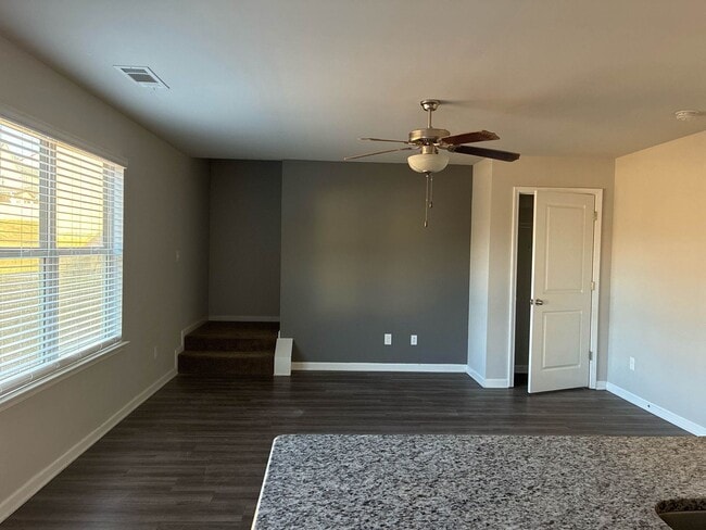 Building Photo - Lovely 3 bedroom 2 bath in Brookdale at Lo...