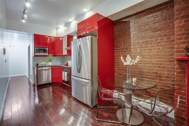 Building Photo - 212 9th St