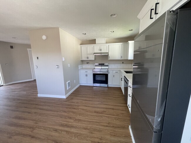 Kitchen - 2612 W Bridge Ave