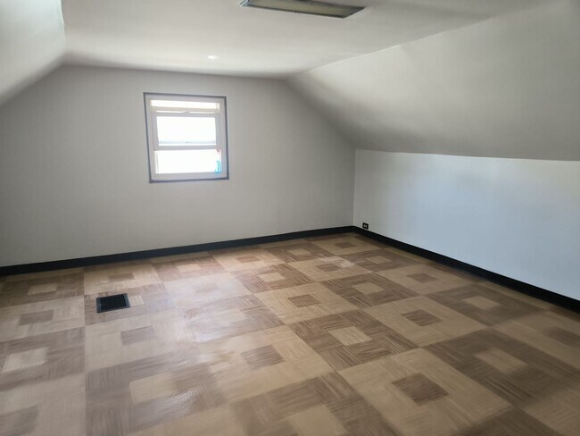 Building Photo - 3 BED 1 BATH SINGLE FAMILY HOME IN BEAUTIF...