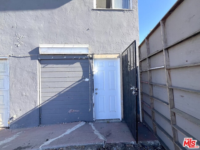 Building Photo - 823 E 111th Dr