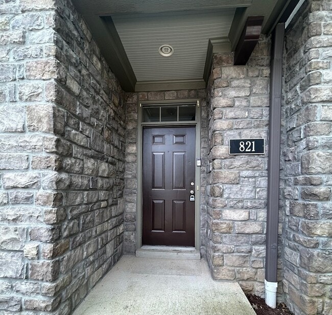 Building Photo - Beautiful 2 Bedroom 2.5 Bath Townhouse inn Prime Nashville Location