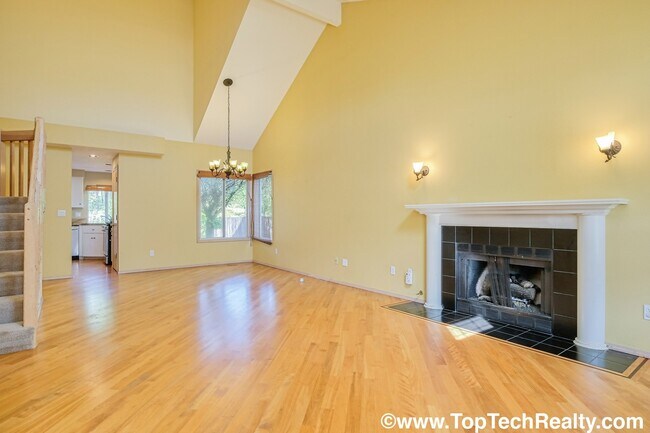 Building Photo - Charming 3 BD | 2.5 BTH Single Family Home In Deerfield Neighborhood! Great Location & Quiet Neig...