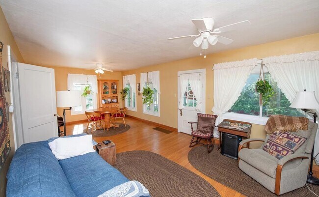 Building Photo - 2 bedroom House On Campus (Available for 3 People)