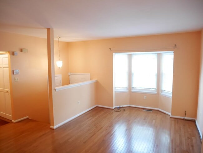 Building Photo - 4 Bedroom Townhome- Silver Spring, MD