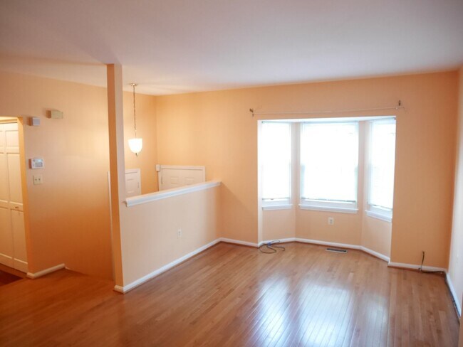 Foto del edificio - 4 Bedroom Townhome- Silver Spring, MD