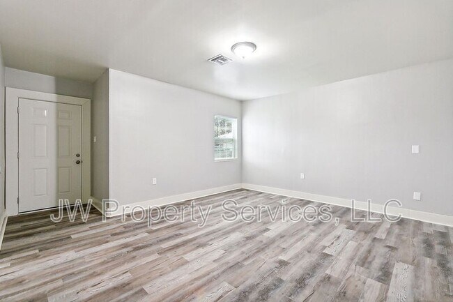 Building Photo - 1005 Isbell St