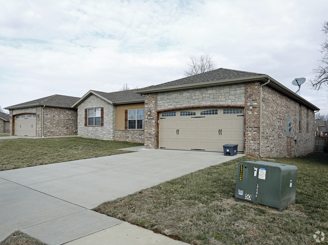 Building Photo - Golden Avenue Estates