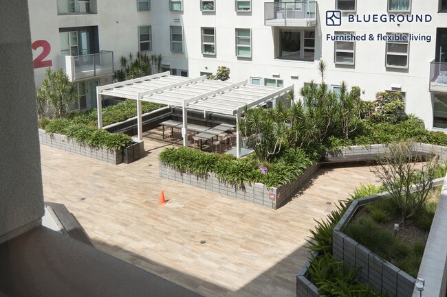 Foto del edificio - 6677 Santa Monica Blvd