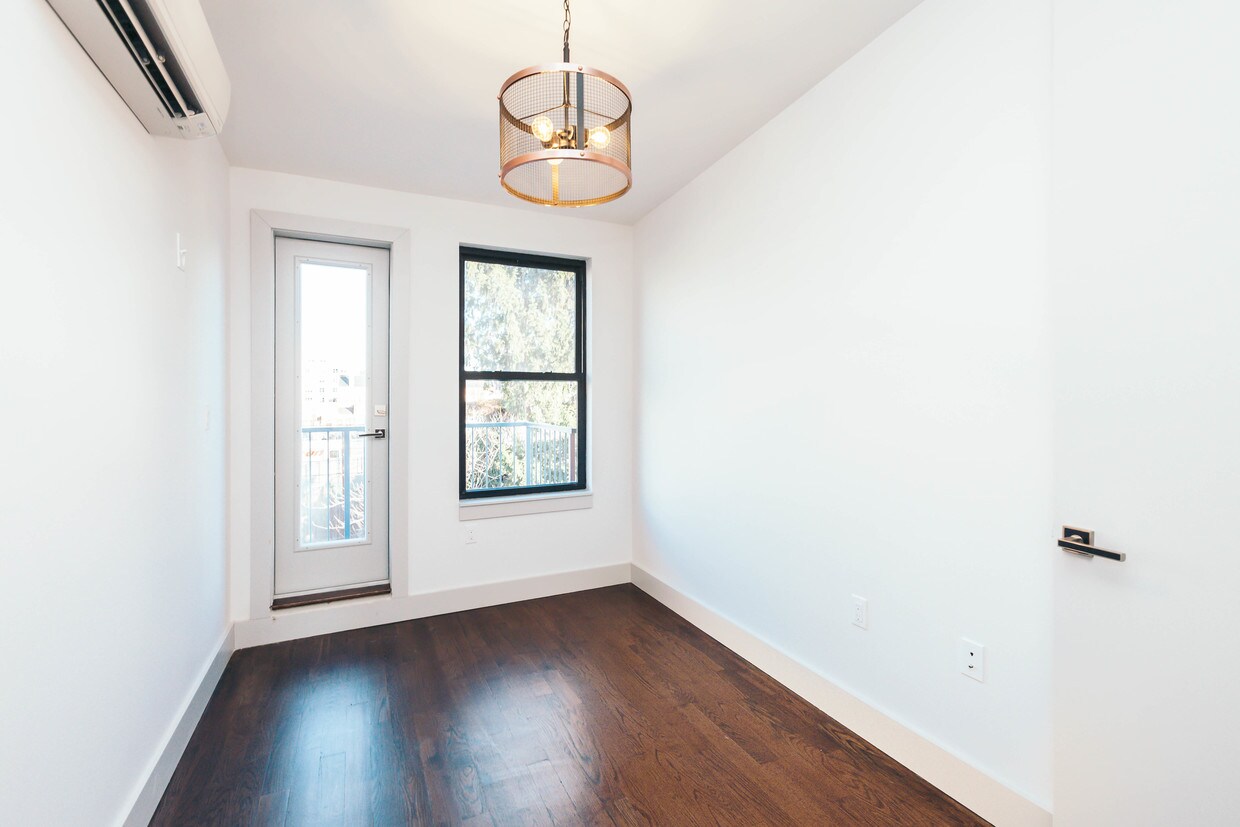 Primary Photo - 376 Graham Ave