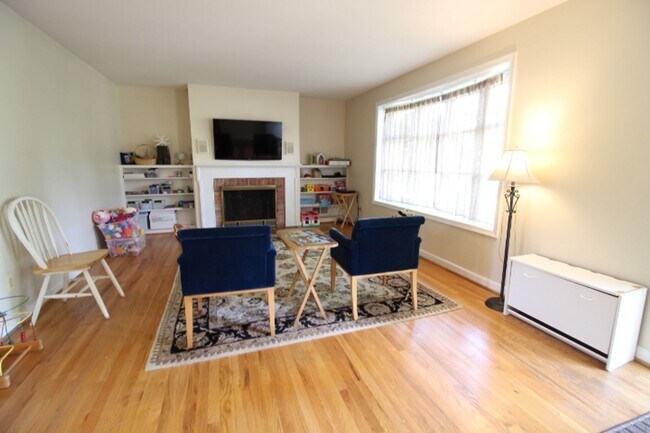 Foto del edificio - Charming 3 Bed 2.5 Bath Brick Home With Sp...
