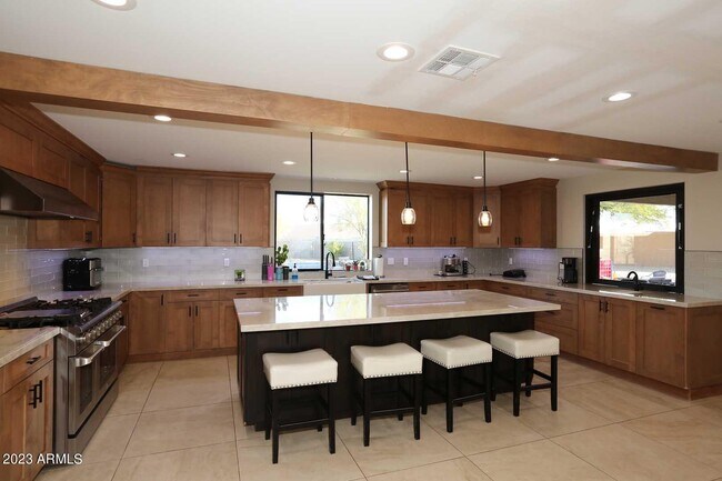 Foto del edificio - 5860 E Dynamite Blvd