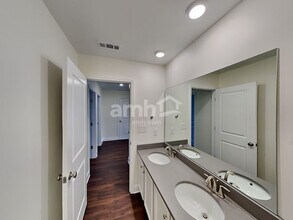 Building Photo - 5231 Valor Dr
