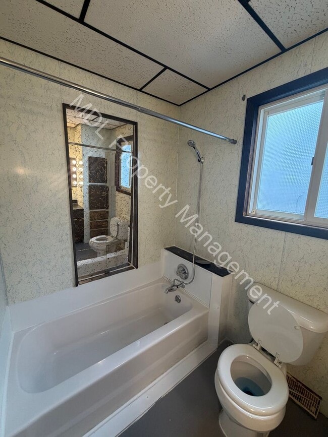 Building Photo - 3 Bedroom 2 Bathroom Home w/ Full Basement