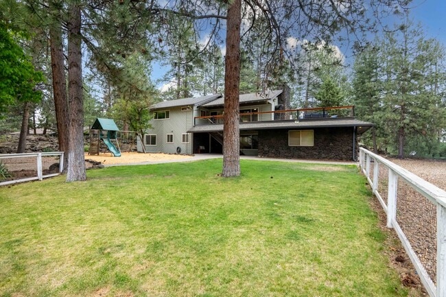 Building Photo - SW Bend Reverse-Living Home on .36 Acres | 5 Bedrooms | 3 Bathrooms
