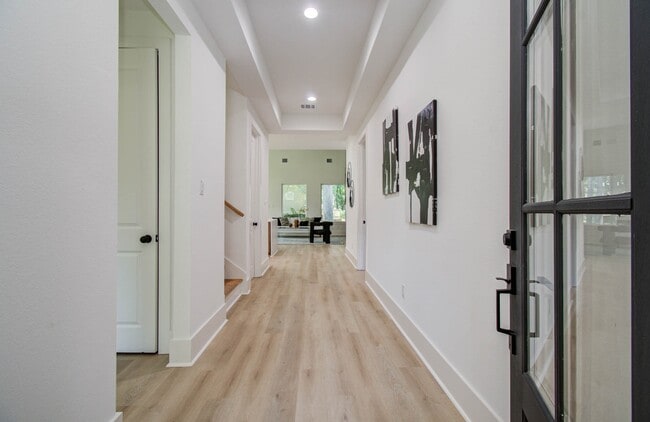 Building Photo - 1802 Rollingwood Dr