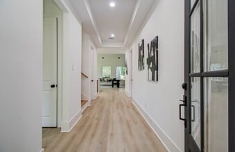 Building Photo - 1802 Rollingwood Dr