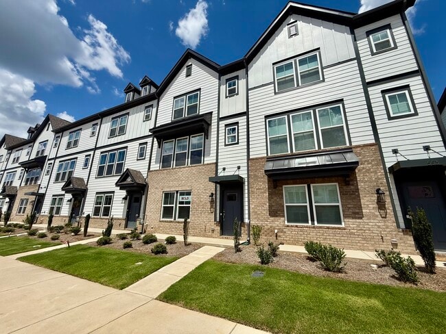 Building Photo - 551 Silver Star Blvd