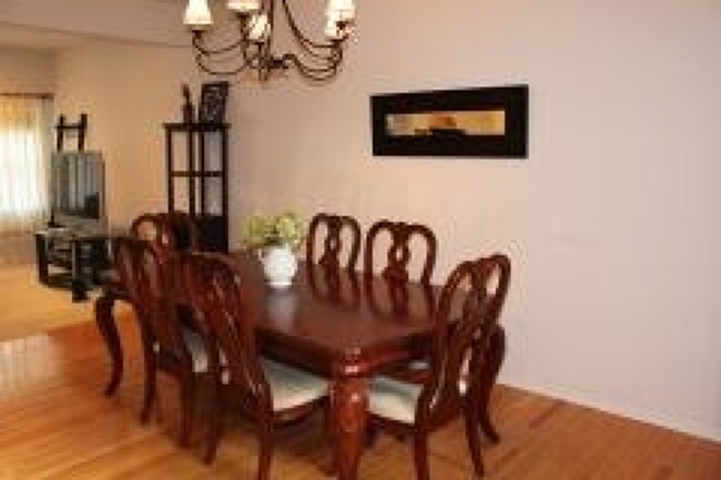 Foto del edificio - 245 Summerhill Dr