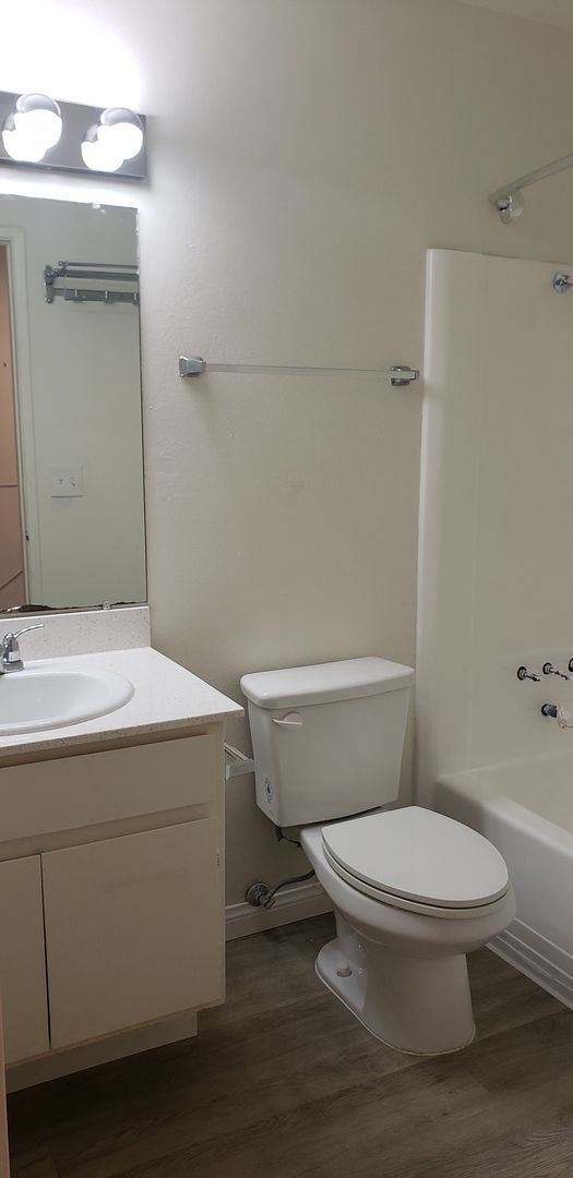 Building Photo - $500 REBATE Townhome close to Cameron YMCA...
