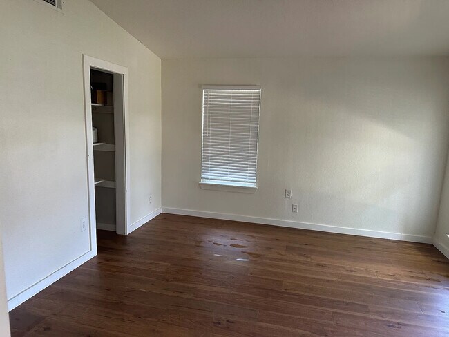 Foto del edificio - Room in House on Rockridge Dr
