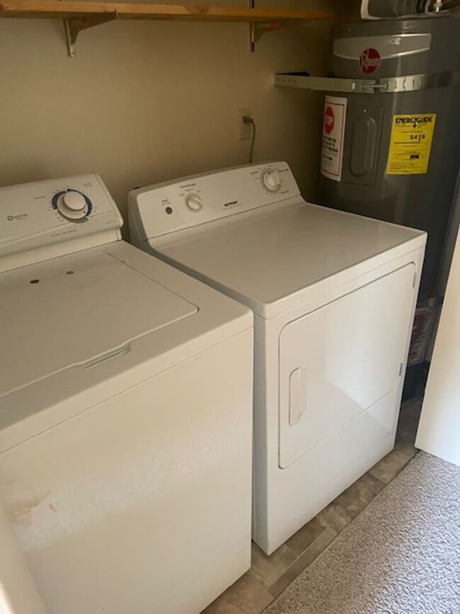 Building Photo - Beautiful top floor 2 bedroom, 2 bath in B...