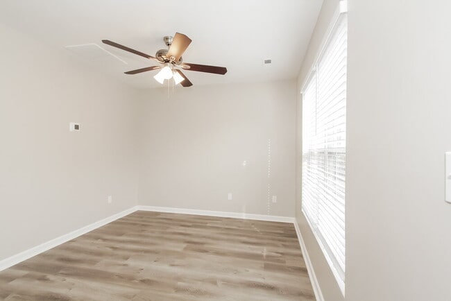 Foto del edificio - 6516 Lynmont Dr